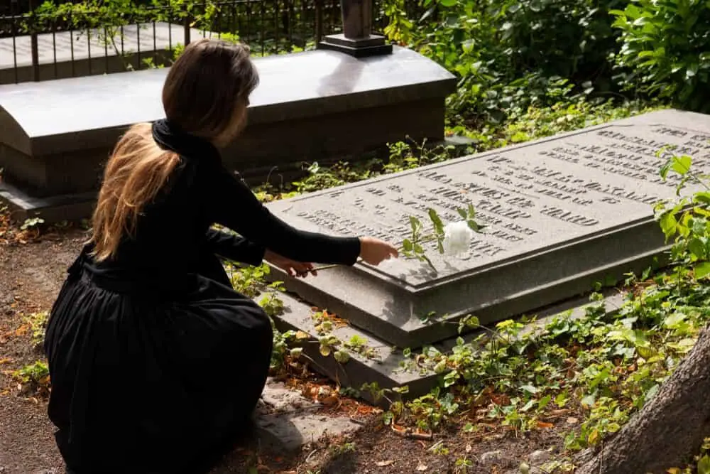 5 Tips for Adding Meaningful Engravings on Headstones