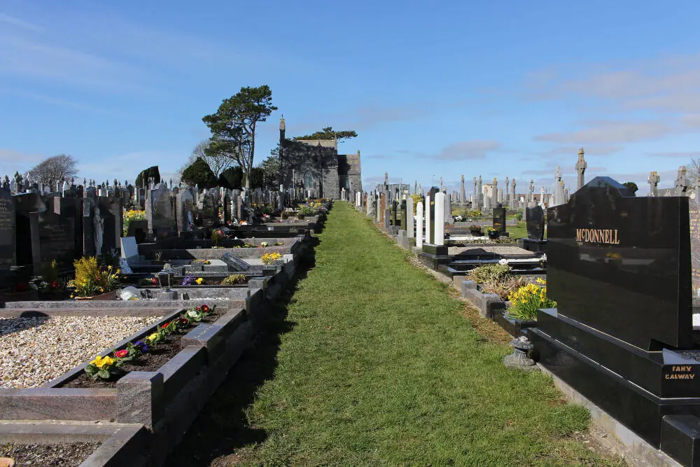 Choosing Colors and Finishes-Customizing Headstones for Personalized Memorials