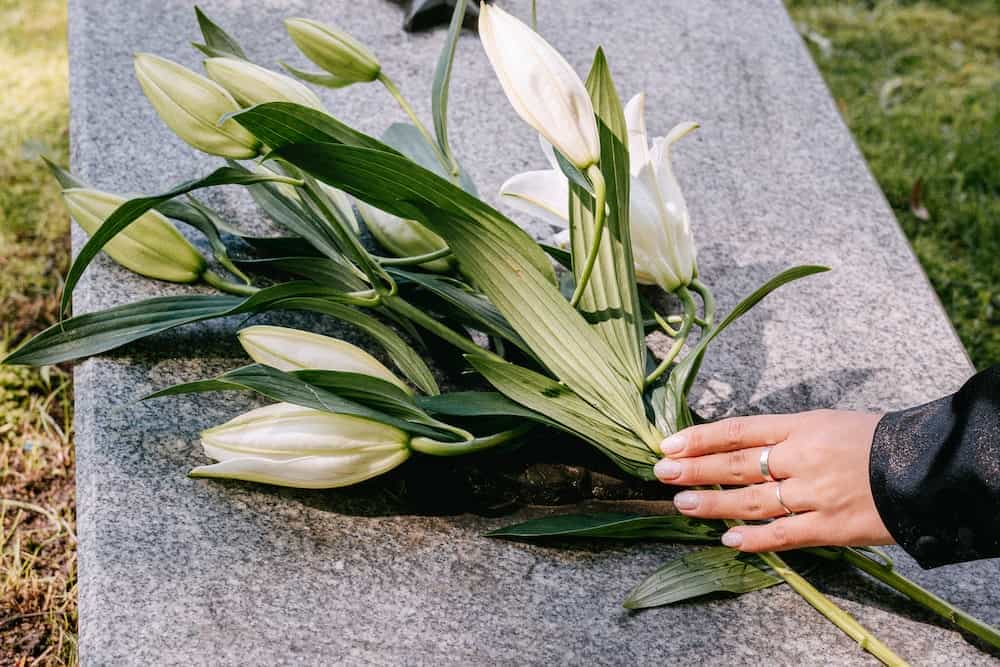 Upright-vs.-Flat-Headstones-What-to-Consider